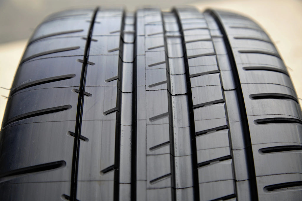 Summer 265/35ZR19/XL (98Y) Tire W26685