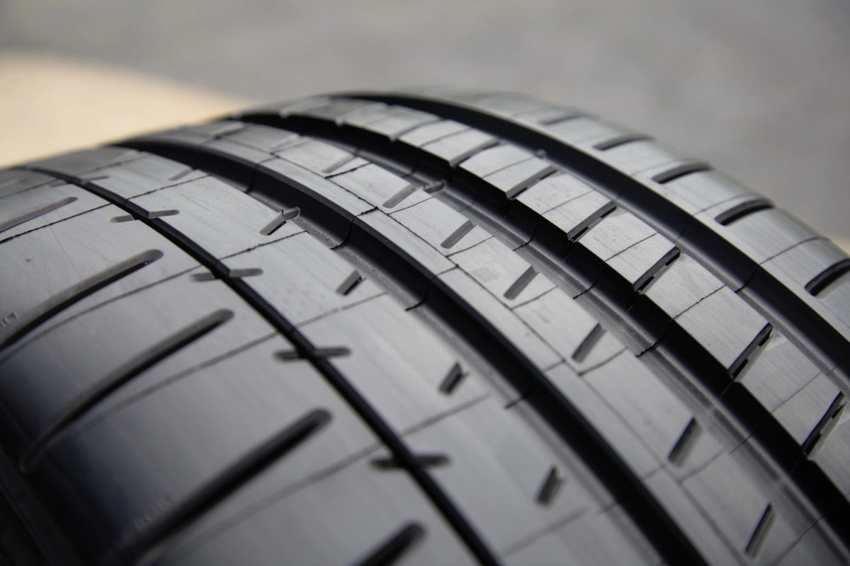 Summer 265/35ZR19/XL (98Y) Tire W26685