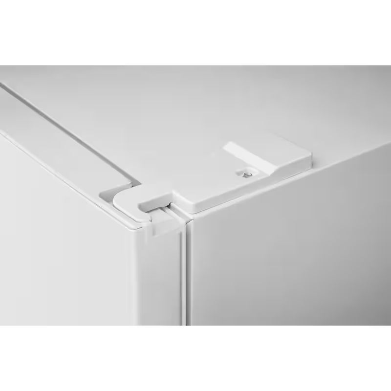 Top Freezer Refrigerator in White O1076